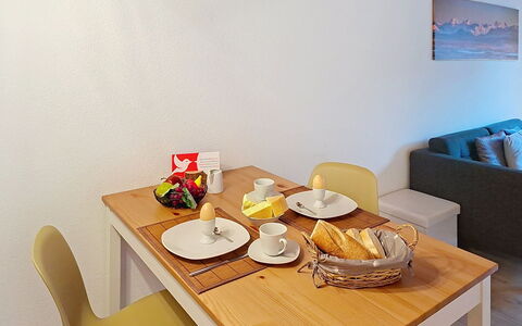 Schwendi 3: Meubles, Sol, Design Intérieur, Bois, Sol, Table, Pièce, Table Cuisine Et Salle A Manger, Salle À Manger, Chaise