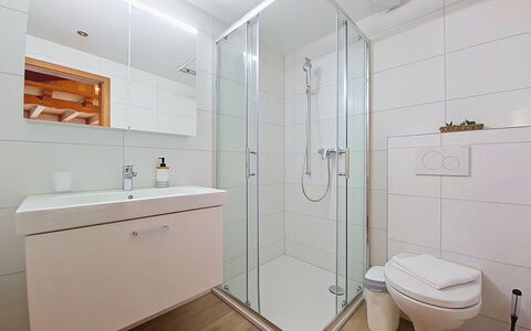 Schwendi 3: Salle De Bains, Luminaire Plomberie, Sol, Design Intérieur, Lavabo, Sol, Armoire De Toilette, Évier, Robinet, Plomberie