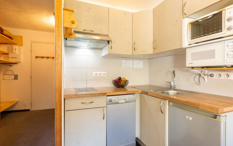 Le Bollin (Val Claret): Cabinetry, Comptoir, Appareil De Cuisine, Cuisinière, Électroménager, Bâtiment, Bois, Éclairage, Cuisine, Design Intérieur