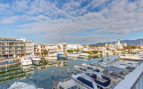 Port Salins: Nuage, Ciel, Bateau, Bâtiment, Navire, L'Eau, Véhicule, Infrastructure, Plan D'Eau, Design Urbain