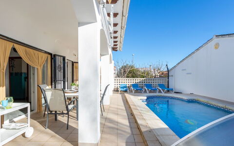 Erbanozi: Ciel, L'Eau, Piscine, Bleu Azur, Plante, Bâtiment, Chaise, Ombre, Table, Design Intérieur