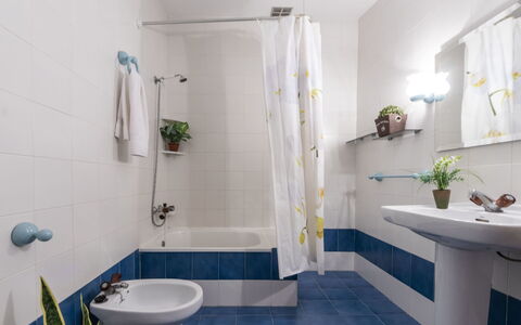 Lucky: Robinet, Luminaire Plomberie, Baignoire, Plante, Propriété, Évier, Vert, Bâtiment, Salle De Bains, Tete De Douche