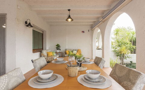 Lucky: Table, Meubles, Propriété, Plante, Bois, Canapé, Vaisselle, Design Intérieur, Chaise, Éclairage