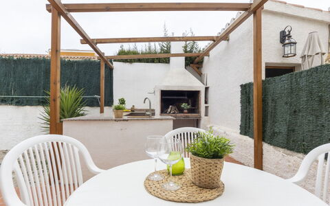 Lucky: Plante, Table, Propriété, Meubles, Rectangle, Chaise, Bâtiment, Éclairage, Ombre, Design Intérieur