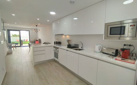 Residencial Panoramic: Cabinetry, Comptoir, Cuisine, Bâtiment, Appareil De Cuisine, Cuisinière, Électroménager, Design Intérieur, Bois