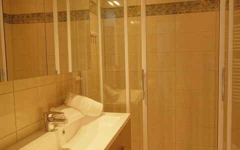 Tignes 335: Marron, Bâtiment, Luminaire Plomberie, Robinet, Porte De Douche, Évier, Tete De Douche, Salle De Bains, Lavabo, Douche