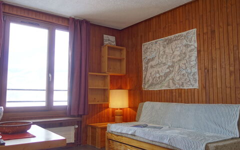 Tignes 335: Meubles, Propriété, Fenêtre, Confort, Bâtiment, Table, Bois, Textile, Ombre, Salon