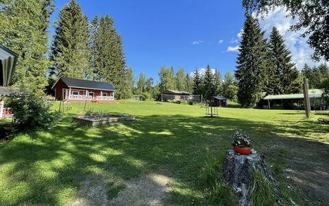 Metsäpirtti: Lit, Meubles, Chambre, Design Intérieur, Literie, Drap De Lit, Sol, Bois, Sol, Pièce