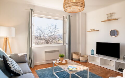 Errepira: Propriété, Meubles, Table, Canapé, Bleu, Bleu Azur, Bois, Fenêtre, Confort, Éclairage