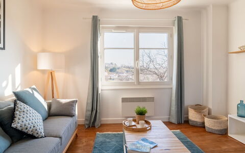 Errepira: Propriété, Meubles, Table, Bleu Azur, Bois, Fenêtre, Textile, Éclairage, Design Intérieur
