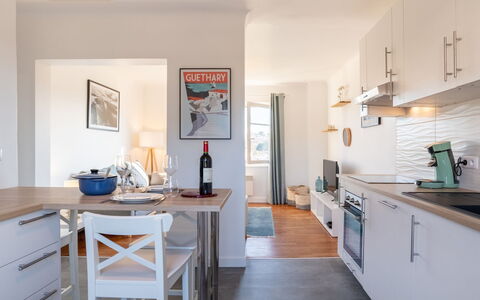 Errepira: Meubles, Cabinetry, Table, Comptoir, Bois, Chaise, Sol, Cuisine, Sol, Bureau