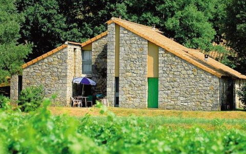 Les Vans 600: Plante, Bâtiment, Propriété, Vert, Bois, Paysage Naturel, Arbre, Maison, Herbe, Fenêtre