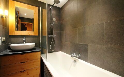 Tignes 340: Salle De Bains, Pièce, Propriété, Robinet, Design Intérieur, Tuile, Évier, Luminaire Plomberie, Armoire De Toilette, Mur