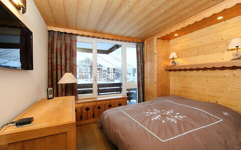 Tignes 340: Pièce, Meubles, Propriété, Chambre, Lit, Design Intérieur, Bâtiment, Plafond, Dur, Bois
