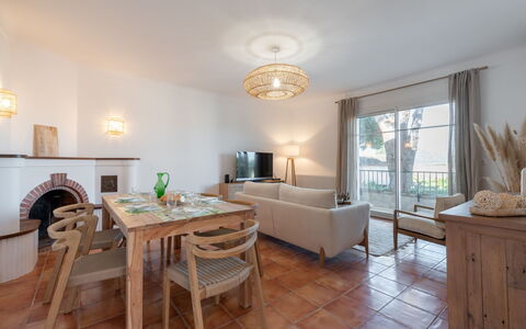 Lou Niou: Table, Meubles, Bois, Cadre, Chaise, Plante D'Appartement, Cabinetry, Design Intérieur, Sol, Salon