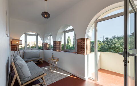 Lou Niou: Propriété, Canapé, Ombre, Plante, Bois, Porche, Fenêtre, Design Intérieur, Sol, Canapé-Lit