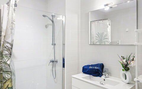 Les Calanques de Saint Aygulf: Salle De Bains, Luminaire Plomberie, Design Intérieur, Sol, Sol, Armoire De Toilette, Robinet, Miroir, Plomberie, Évier