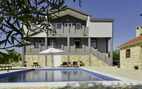 Villa Dalmacija: Ciel, L'Eau, Plante, Bâtiment, Propriété, Fenêtre, Piscine, Bleu Azur, Arbre, Ombre