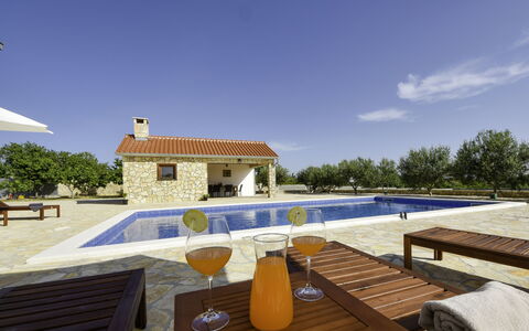 Villa Dalmacija: Ciel, Table, Bâtiment, Meubles, Propriété, Vaisselle, Fenêtre, Maison, Mobilier De Jardin, Nuage