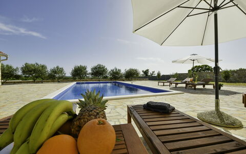 Villa Dalmacija: Ciel, L'Eau, Propriété, Plante, Bâtiment, Ombre, Nuage, Mobilier De Jardin, Arbre, Arecales
