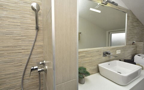 Villa Dalmacija: Miroir, Robinet, Luminaire Plomberie, Propriété, Évier, Lavabo, Salle De Bains, Bâtiment, Tete De Douche
