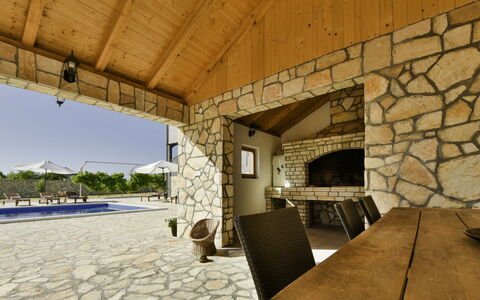 Villa Dalmacija: Table, Ciel, Bâtiment, Ombre, Bois, Chaise, Sol, Sol, Faisceau, Loisir