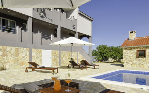 Villa Dalmacija: Bâtiment, Table, Propriété, Meubles, Ciel, Ombre, Mobilier De Jardin, Design Intérieur, Architecture, Bois