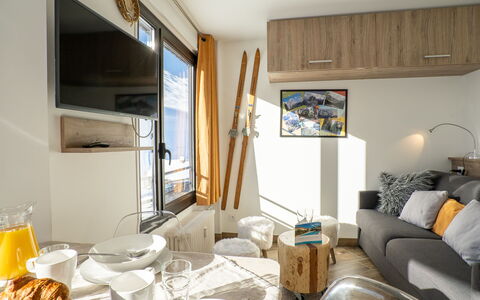 Tignes 345: Cadre, Canapé, Design Intérieur, Vaisselle, Table, Bois, Bâtiment, Salon, Sol, Sol
