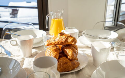 Tignes 345: Aliments, Vaisselle, Table, Drinkware, Meubles, Vaisselle, Assiette, Serveware, Ingrédient, Coupe