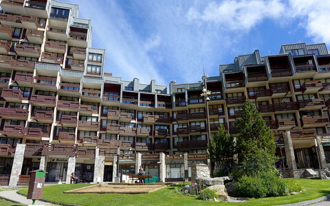 Tignes 350: Nuage, Bâtiment, Plante, Ciel, Propriété, Bloc Tour, Design Urbain, Condominium, Zone Résidentielle, Quartier