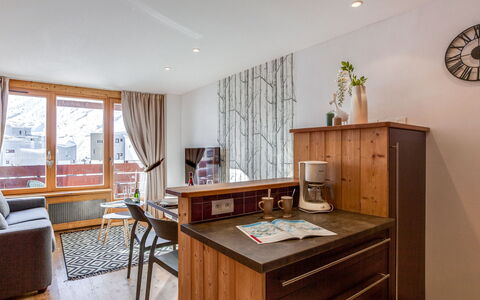 Tignes 350: Cabinetry, Meubles, Propriété, Table, Tiroir, Chaise, Commode, Bois, Fenêtre, Design Intérieur