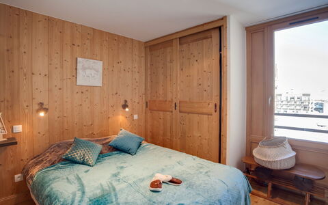 Tignes 350: Meubles, Bâtiment, Confort, Bleu Azur, Bois, Textile, Design Intérieur, Lit, Sol