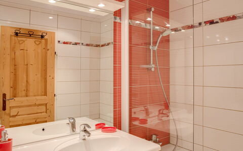 Tignes 350: Luminaire Plomberie, Propriété, Photographier, Robinet, Tete De Douche, Évier, Blanc, Salle De Bains, Douche