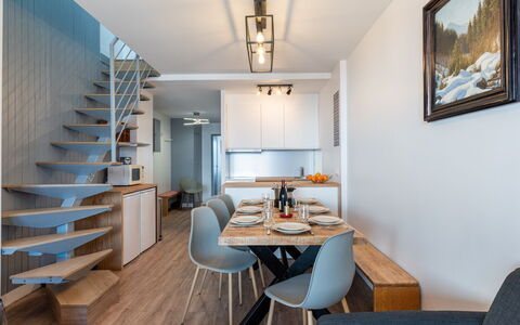Tignes 350: Meubles, Table, Cadre, Propriété, Bâtiment, Chaise, Bleu Azur, Bois, Design Intérieur, Salon