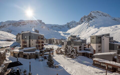 Tignes 350: Ciel, Montagne, Neige, Bâtiment, Jour, Propriété, Pente, Gelé, Ville, Nuage