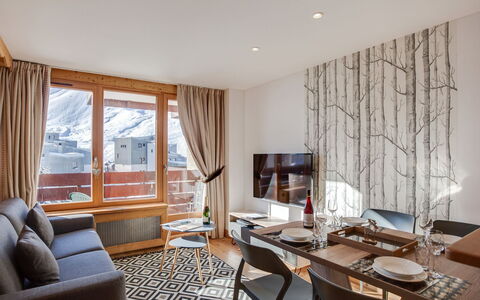 Tignes 350: Table, Propriété, Fenêtre, Rideau, Design Intérieur, Bois, Textile, Bâtiment, Éclairage