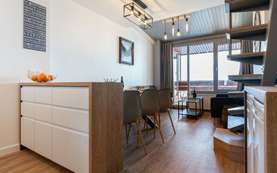Tignes 350: Propriété, Table, Chaise, Bois, Cabinetry, Design Intérieur, Sol, Bâtiment, Mur