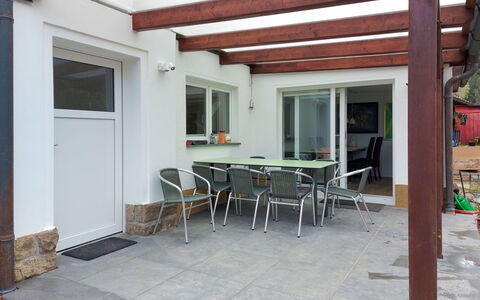 Grenzenlos: Table, Bois, Bâtiment, Ombre, Fenêtre, Porte, Chaise, Mur, Immobilier
