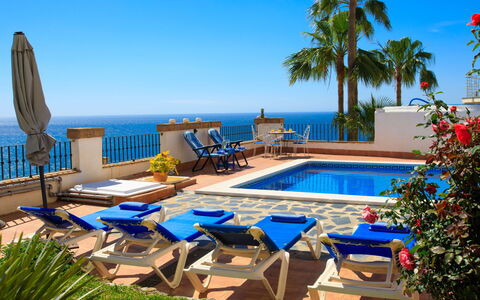 Vista Bonita: L'Eau, Ciel, Plante, Fleur, Piscine, Bleu Azur, Station Balnéaire, Bâtiment, Mobilier De Jardin, Arbre
