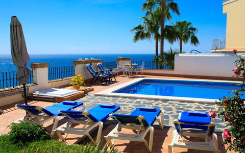 Vista Bonita: L'Eau, Ciel, Plante, Propriété, Jour, Meubles, Bâtiment, Bleu Azur, Piscine, Bleu