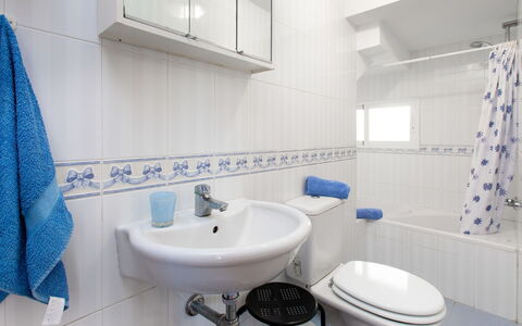 Vista Bonita: Robinet, Luminaire Plomberie, Évier, Miroir, Lavabo, Propriété, Bleu, Violet, Salle De Bains, Design Intérieur