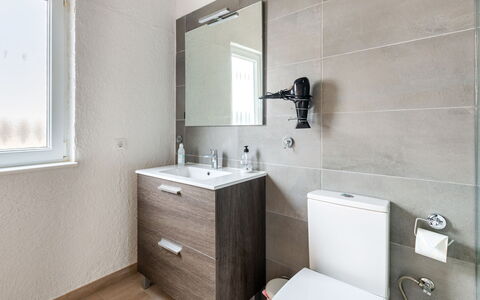 Vista del Mar 1: Propriété, Luminaire Plomberie, Miroir, Robinet, Fenêtre, Design Intérieur, Évier, Salle De Bains, Sol