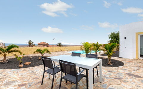 Vista del Mar 1: Nuage, Ciel, Meubles, Plante, Table, La Nature, Bleu Azur, Chaise, Mobilier De Jardin, Design Intérieur