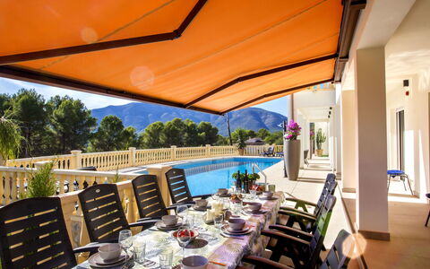 Villa Cara Mull Alcalalí: Ciel, Meubles, Propriété, Table, Bâtiment, Chaise, Ombre, Design Intérieur, Mobilier De Jardin, Fenêtre