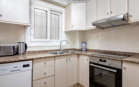 Hawai: Comptoir, Cabinetry, Propriété, Bâtiment, Evier, Évier, Cuisinière, Appareil De Cuisine, Cuisine, Robinet
