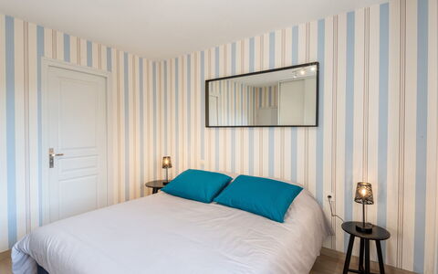 La Peite Maison: Meubles, Propriété, Confort, Bleu Azur, Bois, Textile, Éclairage, Design Intérieur, Ombre