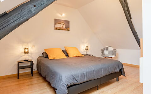 La Peite Maison: Meubles, Propriété, Confort, Bois, Design Intérieur, Bâtiment, Éclairage, Architecture, Cabinetry, Cadre De Lit