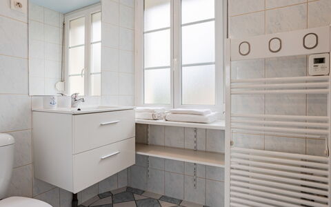 La Peite Maison: Armoire De Toilette, Propriété, Luminaire Plomberie, Évier, Cabinetry, Robinet, Design Intérieur, Architecture, Lavabo