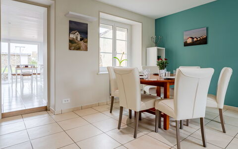La Peite Maison: Table, Propriété, Meubles, Fenêtre, Chaise, Bois, Cadre, Porte, Design Intérieur
