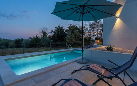 Marko Aurelia: L'Eau, Plante, Propriété, Ciel, Piscine, Lumière, Bâtiment, Bleu Azur, Ombre, Éclairage